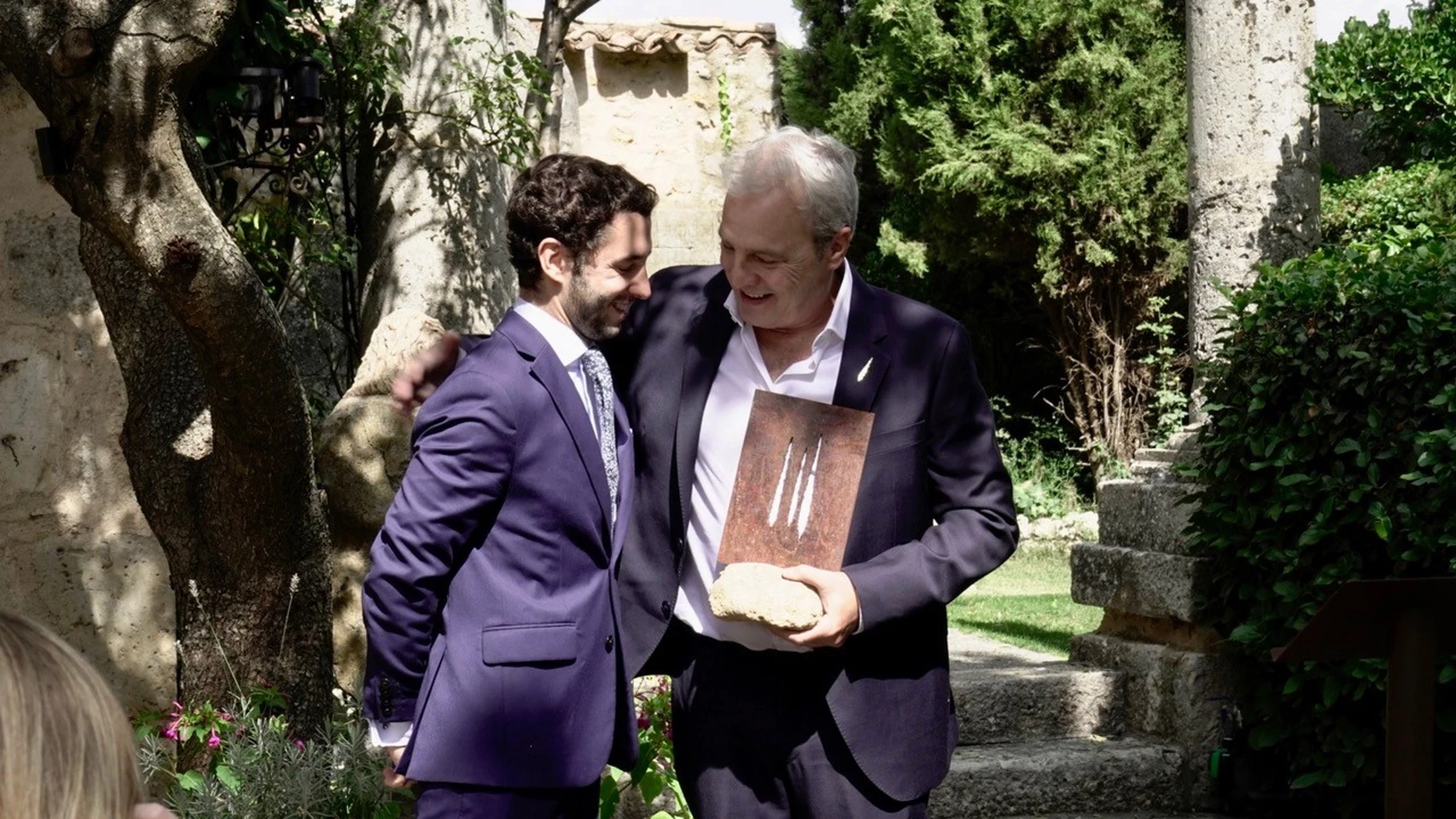 David Summers recoge el Ciprés de Honor de manos de Guillermo Garabito