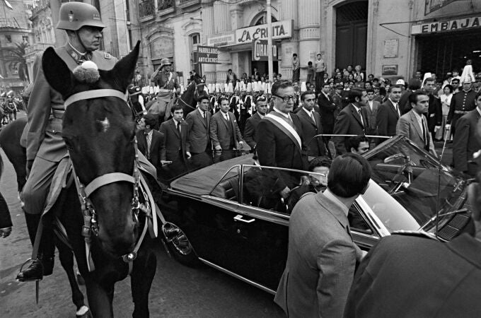 Augusto Pinochet escolta al nuevo presidente Salvador Allende en su camino a la catedral en Santiago el 4 de noviembre de 1970.