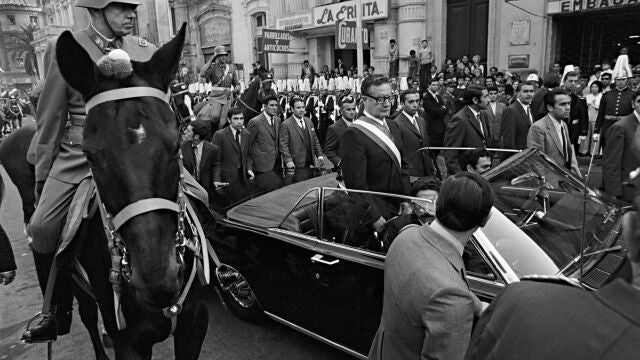 Augusto Pinochet escolta al nuevo presidente Salvador Allende en su camino a la catedral en Santiago el 4 de noviembre de 1970.