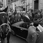 Augusto Pinochet escolta al nuevo presidente Salvador Allende en su camino a la catedral en Santiago el 4 de noviembre de 1970.