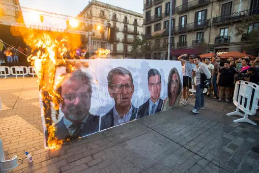 División y quema de fotos de Sánchez, Aragonès, Feijóo y Collboni