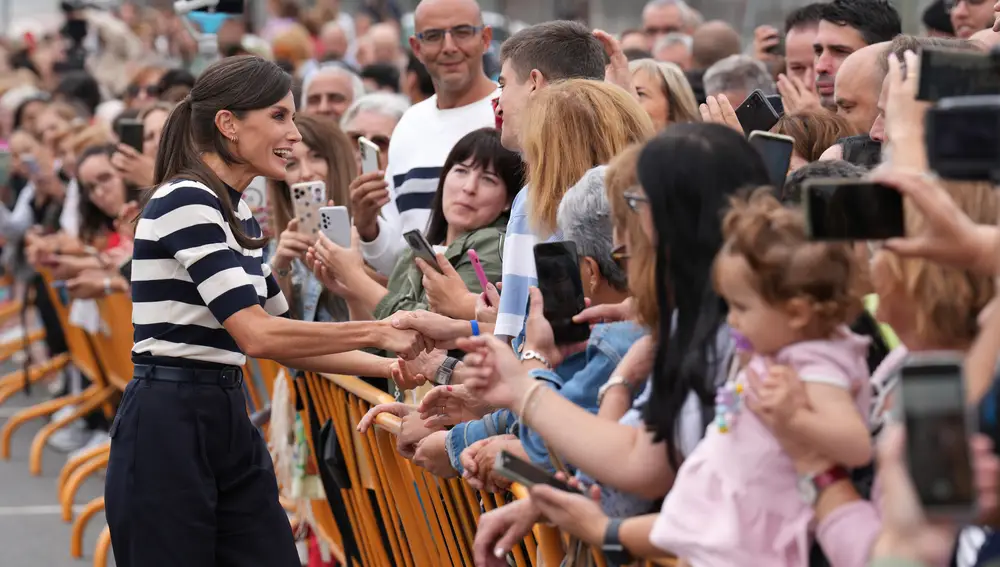 La reina Letizia inaugura el curso escolar en Oroso (A Coruña)