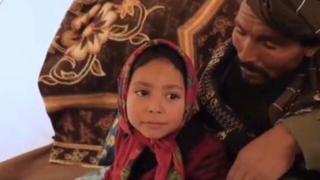El desgarrador video donde una niña es obligada a casarse en Afganistán