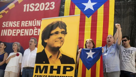 Aspecto del acto unitario de grupos independentistas en el Fossar de les Moreres con motivo de la Diada del 11 de septiembre, en el que han participado el líder de Corsica Libera, Jean Guy Talamoni; el expresidente de la Generalitat Carles Puigdemont a través de un audio; el presidente de Estat Català, Josep Andreu y la presidenta de la ANC, Dolors Feliu.