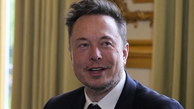 Elon Musk poses prior to his talks with French President Emmanuel Macron