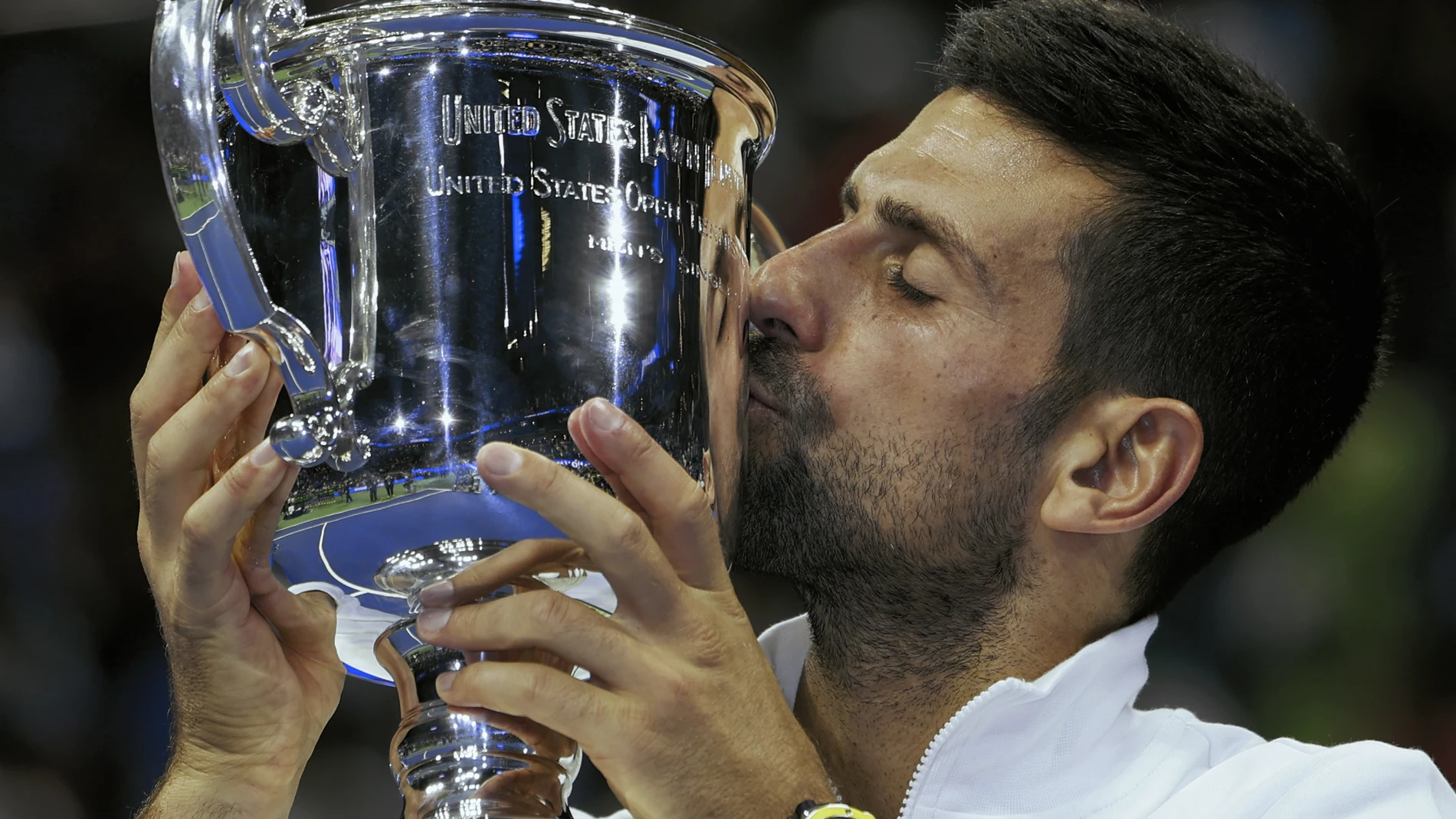 Flushing Meadows (United States), 11/09/2023.- Novak Djokovic of Serbia kisses his trophy after he won against Daniil Medvedev of Russia in their Men's Final match at the US Open Tennis Championships at the Flushing Meadows, New York, USA, 10 September 2023. The US Open runs from 28 August through 10 September. (Tenis, Rusia, Nueva York) EFE/EPA/CJ GUNTHER 