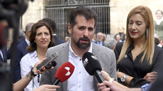 Tudanca atiende a los periodistas en compañía de Esther Peña y la alcaldesa de Miranda de Ebro, Aitana Hernando