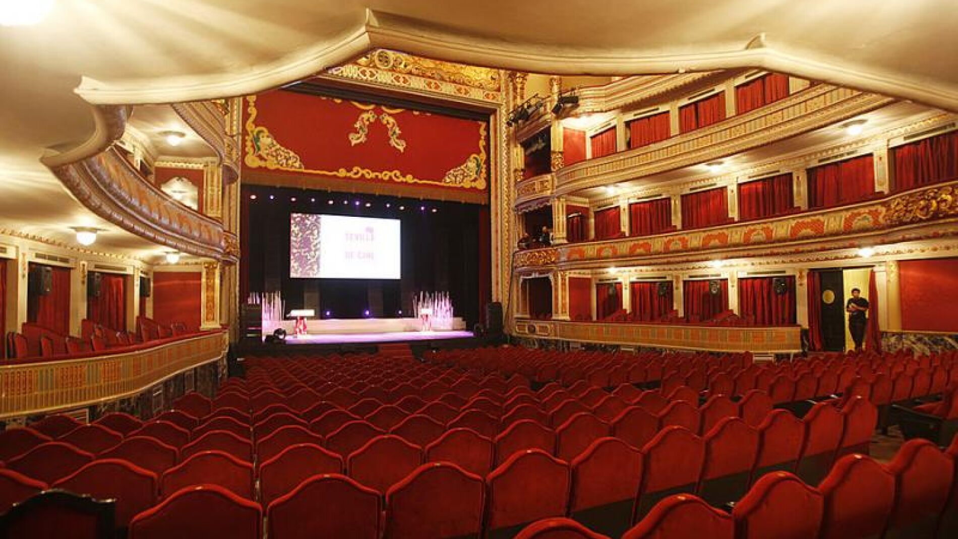 El Teatro Lope De Vega De Sevilla Echa El Cierre Por Su Mal Estado