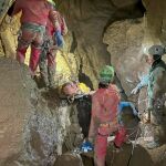 Momento del rescate del espeleólogo Mark Dickey en una cueva en Turquía