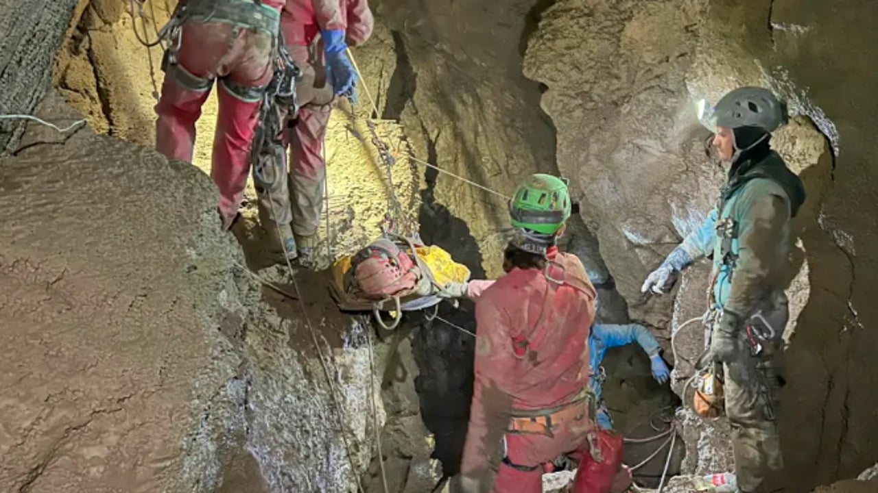 This is how they rescued an American speleologist who was trapped at 1,200 meters in a cave in Turkey