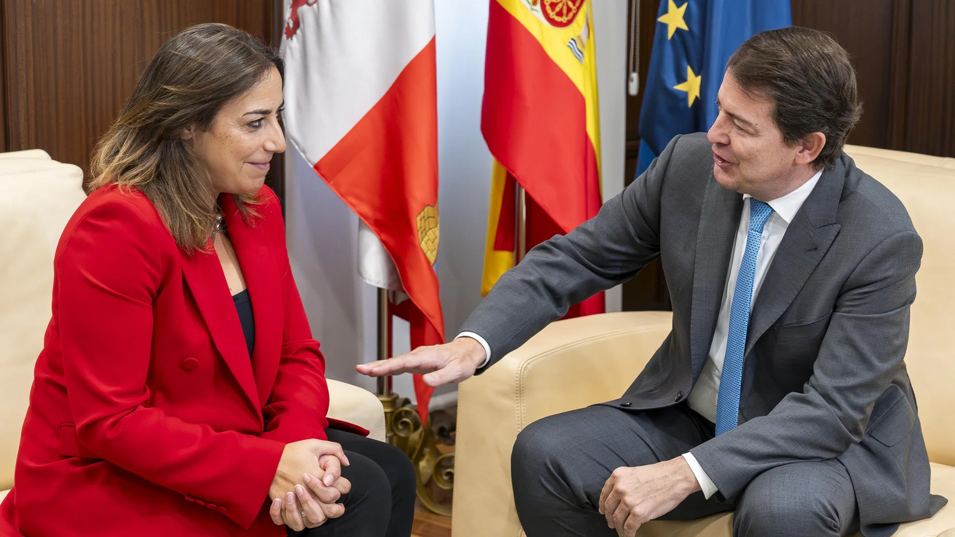 Fernández Mañueco conversa con la alcaldesa de Palencia, Miriam Andrés, en la sede de la Presidencia de la Junta en Valladolid