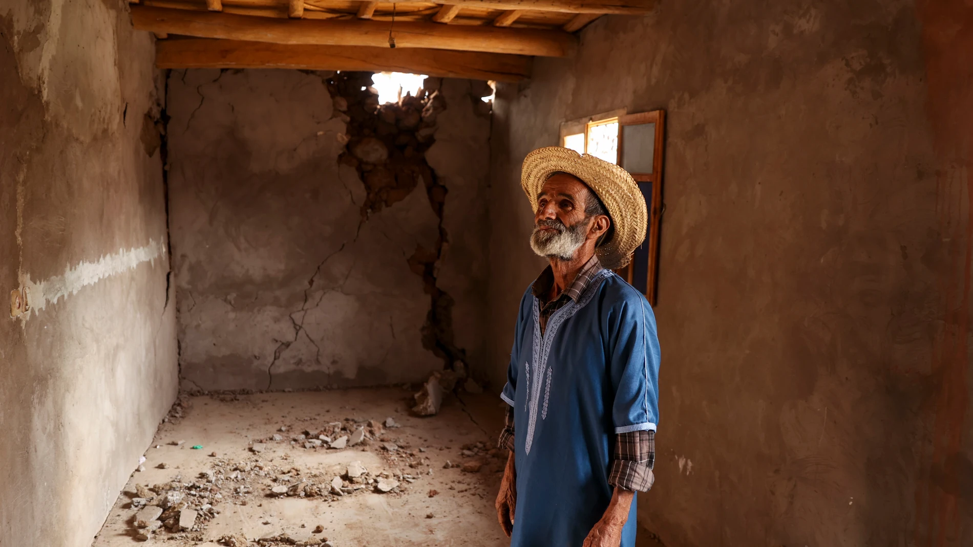 ASNI (MARRUECOS), 12/09/2023.- Un hombre observa el interior de un edificio derruido por el terremoto de Marruecos, este martes en Asni, donde se ha instalado un albergue para afectados. EFE/ Kiko Huesca 