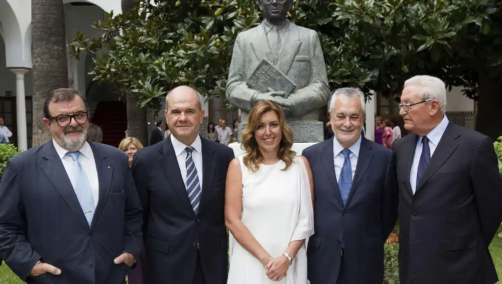 Susana Díaz con los ex presidentes socialistas andaluces el día de su investidura