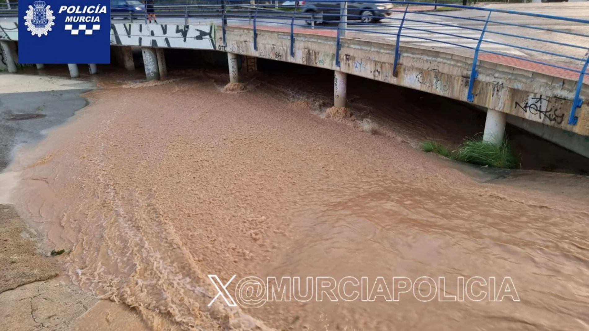 Las fuertes lluvias han inundado puentes y carreteras en Murcia