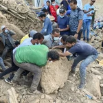 Miembros de Protección Civil, bomberos y personal civil siguen buscando a los desaparecidos bajo los escombros hoy lunes en el pueblo de Tnirt tras el terremoto que sacudió Marruecos el pasado viernes. 
