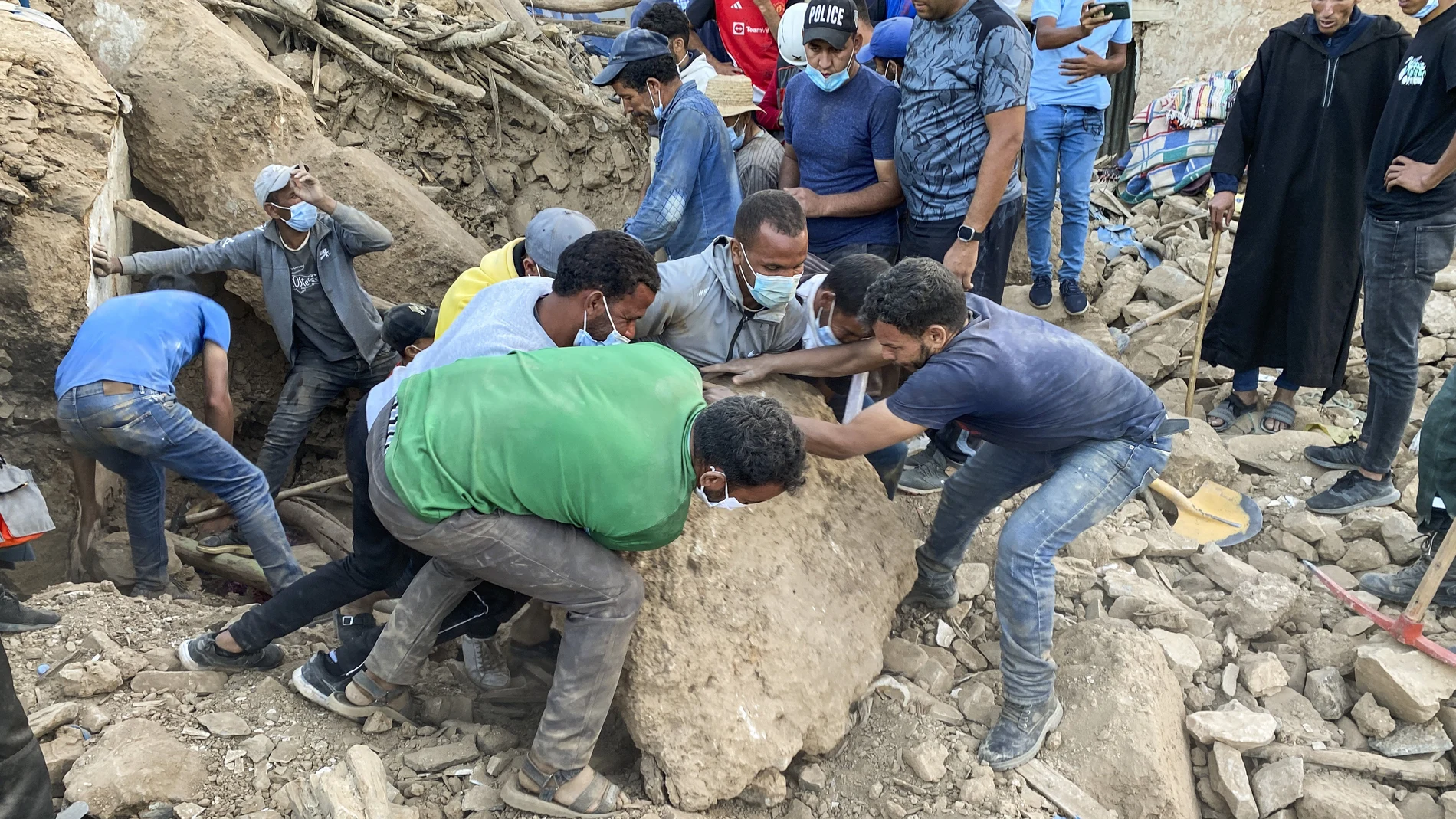 Miembros de Protección Civil, bomberos y personal civil siguen buscando a los desaparecidos bajo los escombros hoy lunes en el pueblo de Tnirt tras el terremoto que sacudió Marruecos el pasado viernes. 