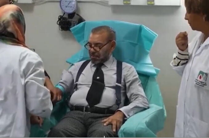 Mohamed VI visita un hospital de Marrakech tras el terremoto