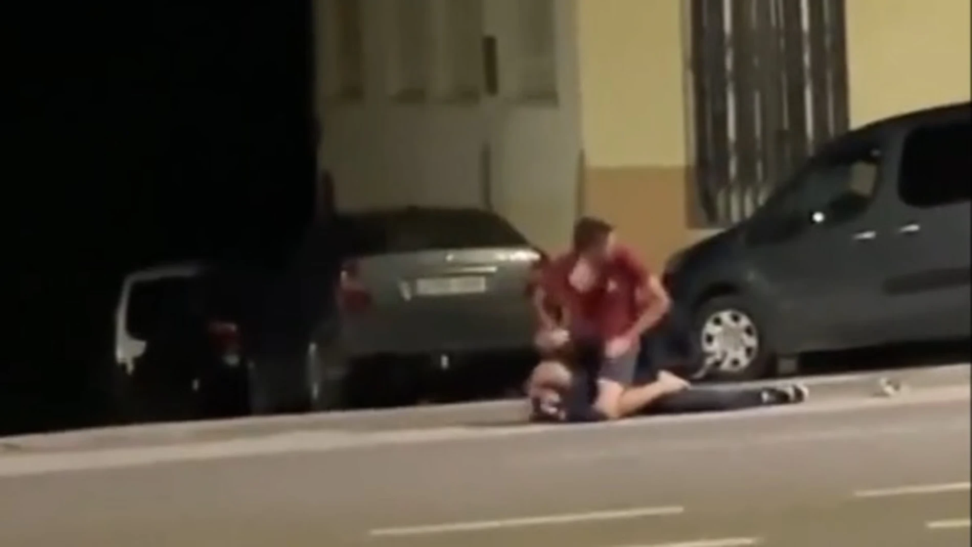 Momento en el que agreden al presunto agresor