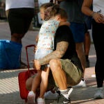 Una niña abraza a su padre en el día de la vuelta al colegio