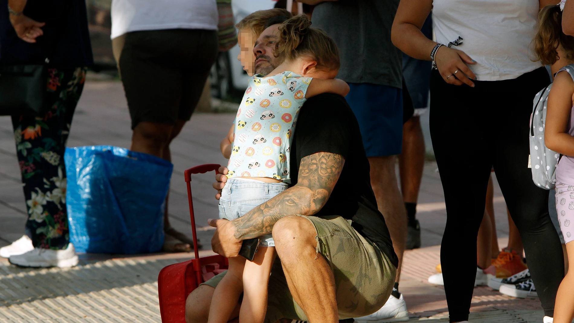 Una niña abraza a su padre, ayer en el día de la vuelta al colegio