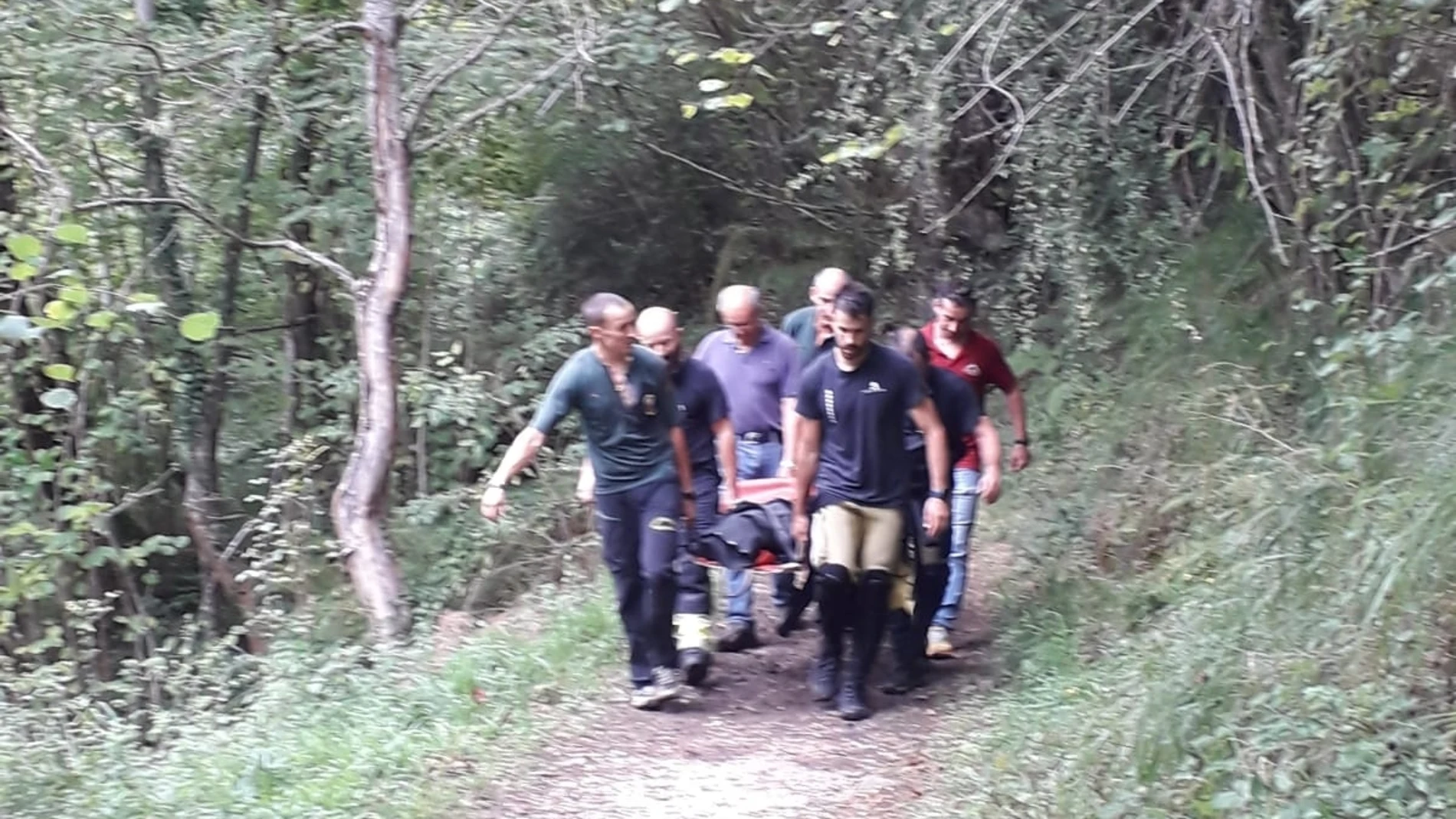Momento del rescate de los dos cuerpos sin vida junto al río Casaño