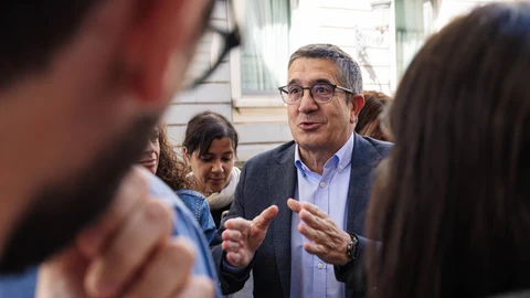 El portavoz del PSOE en el Congreso, Patxi López, ofrece declaraciones a los medios, en el patio del Congreso de los Diputados, a 13 de septiembre de 2023, en Madrid (España). El portavoz del PSOE en el Congreso, Patxi López, ha asegurado que el PP ha convocado la manifestación "para llenar su vacío de contenido, propuestas y liderazgo a dos semanas de su investidura". La manifestación ha sido convocada por el PP el fin de semana del 23 y 24 de septiembre en Madrid para que la ciudadanía pueda mostrar su ‘rechazoí a una posible ley de amnistía a los protagonistas del procés. 13 SEPTIEMBRE 2023;PATXI LOPEZ;PSOE;CONGRESO;PP;MANIFESTACIÓN Carlos Luján / Europa Press 13/09/2023