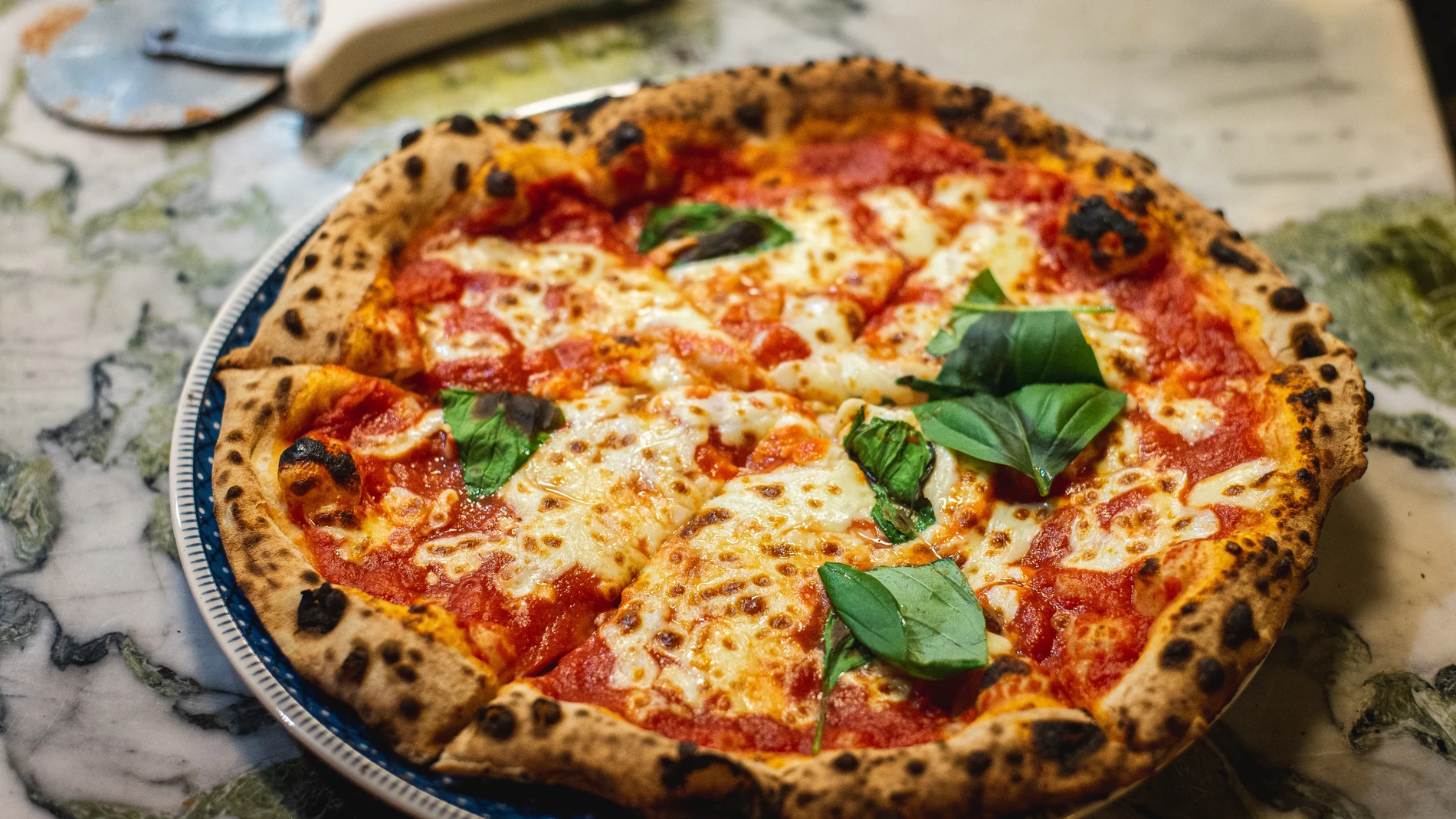 El error que pone en riesgo la salud tiene que ver con dónde servimos la pizza