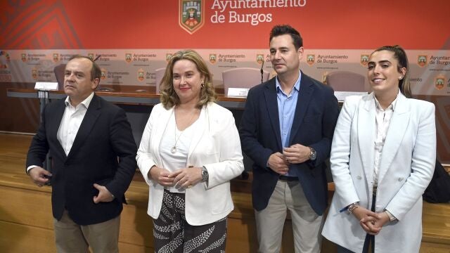 La alcaldesa de Burgos, Cristina Ayala, acompañada de la portavoz del Partido Popular, Andrea Ballesteros, del vicealcalde y portavoz de Vox, Fernando Martínez-Acitores, y del portavoz del PSOE en el Ayuntamiento, Daniel de la Rosa, presenta una proposición conjunta para la adhesión del Ayuntamiento de Burgos a la Asociación Castellano y Leonesa del Hidrógeno.