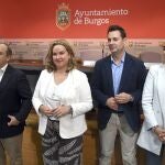 La alcaldesa de Burgos, Cristina Ayala, acompañada de la portavoz del Partido Popular, Andrea Ballesteros, del vicealcalde y portavoz de Vox, Fernando Martínez-Acitores, y del portavoz del PSOE en el Ayuntamiento, Daniel de la Rosa, presenta una proposición conjunta para la adhesión del Ayuntamiento de Burgos a la Asociación Castellano y Leonesa del Hidrógeno.