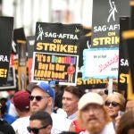 Actores y guionistas en huelga salen a las calles de Hollywood