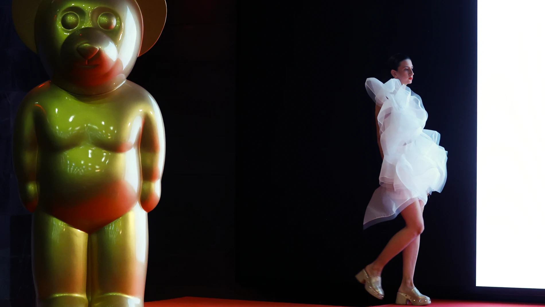 MADRID, 13/09/2023.- Una modelo luce una creación de la nueva colección de la diseñadora María Lafuente, titulada "Kokoro", en la Mercedes-Benz Fashion Week de Madrid este miércoles. EFE/ Juan Carlos Hidalgo 