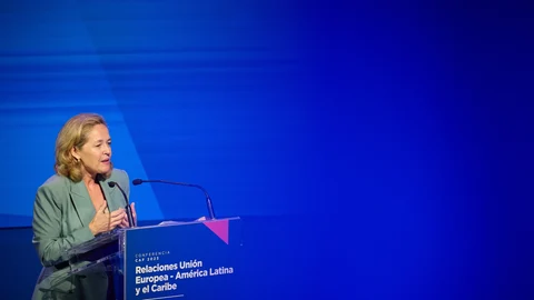 La vicepresidenta primera y ministra de Economía y Transformación Digital en funciones del Gobierno, Nadia Calviño, inaugura la Conferencia CAF 'Unión Europea, América Latina y el Caribe: Una agenda conjunta para el desarrollo' en el Anfiteatro Gabriela Mistral en Casa América.