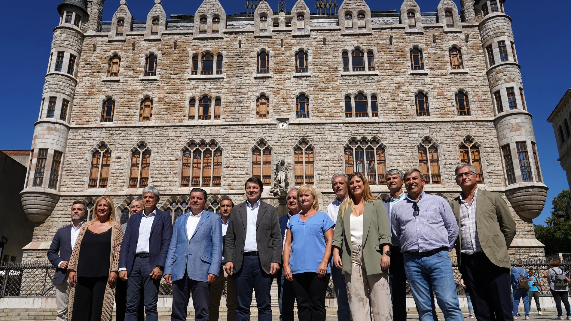 Fernández Mañueco junto a los delegados territoriales durante su encuentro en León