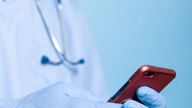 ¿Los médicos de urgencias deberían usar ChatGPT? La máquina acierta un 10% más