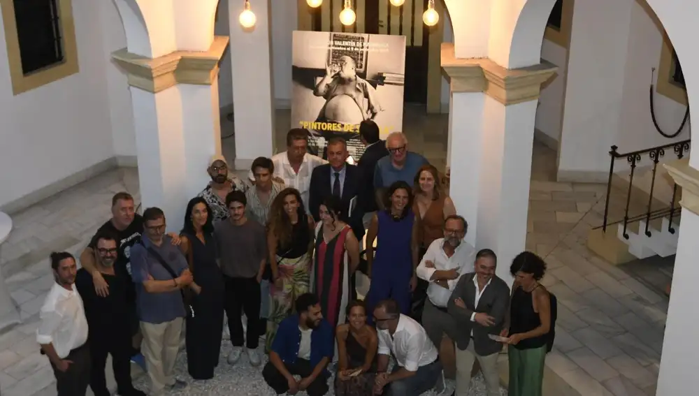 Foto de familia de la inauguración, con el alcalde, José Luis Sanz