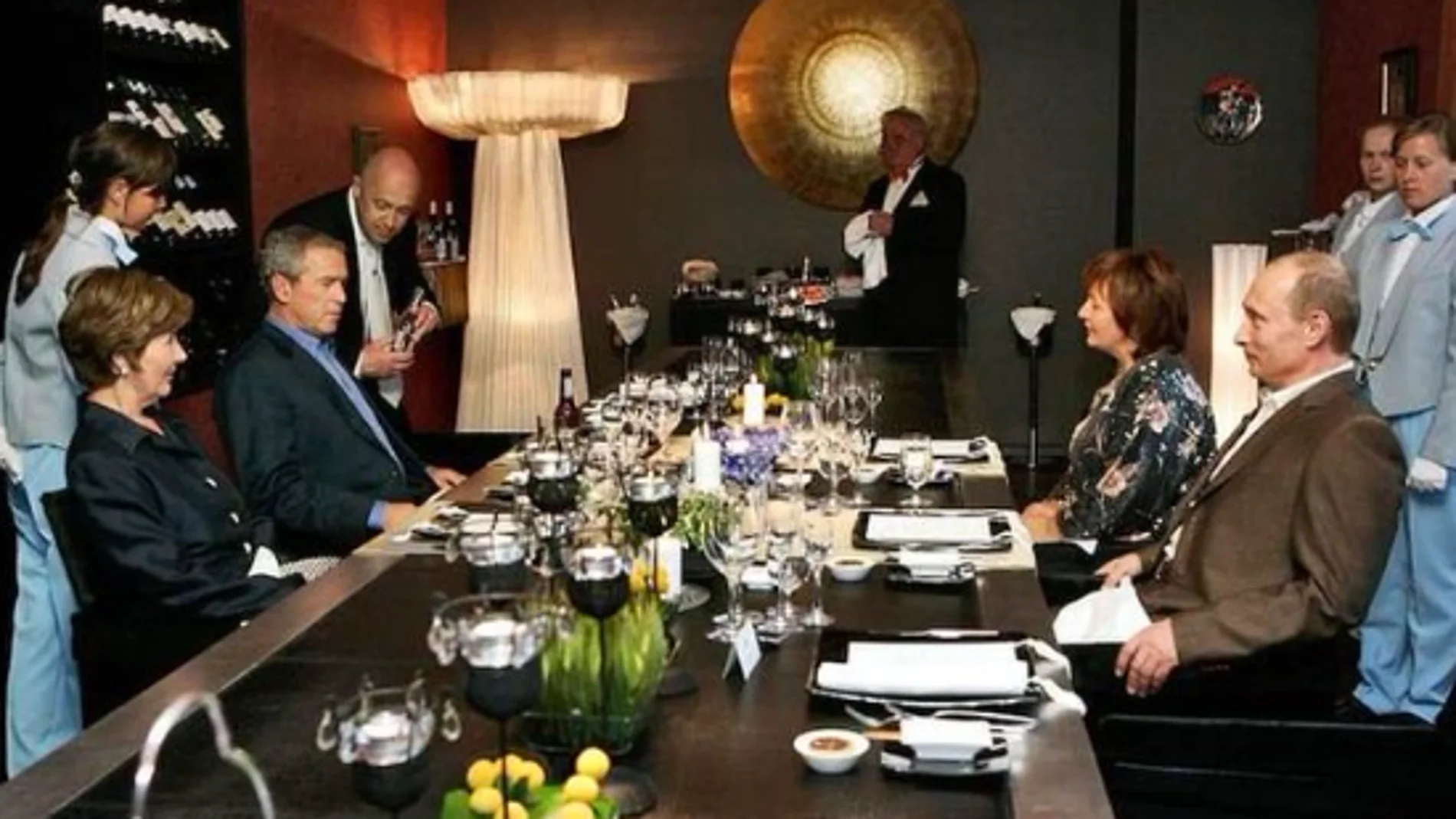 George W. Bush atendido por Prigozhin durante un almuerzo con Putin en la cumbre del G8 en 2006 en San Petersburgo