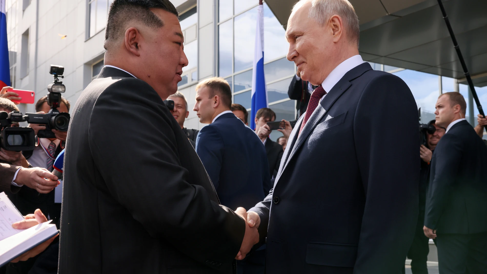Tsiolkovsky (Russian Federation), 12/09/2023.- Russian President Vladimir Putin (2-R) greets North Korean leader Kim Jong Un (L) during a visit to the Vostochny cosmodrome outside of the town of Tsiolkovsky (former Uglegorsk), some 180 km north of Blagoveschensk in Amur region, Russia, 13 September 2023. (Rusia, Roma) EFE/EPA/MIKHAIL METZEL /SPUTNIK / KREMLIN POOL MANDATORY CREDIT 