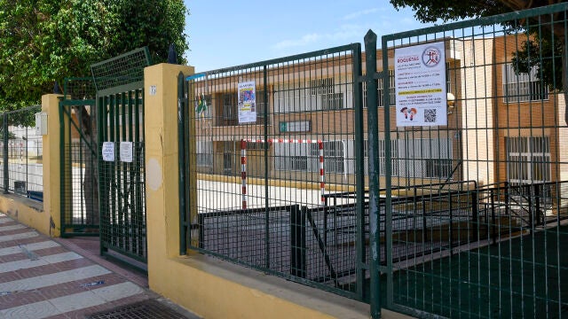 Vista exterior del CEIP Sainz Sanz de Aguadulce en Roquetas de Mar