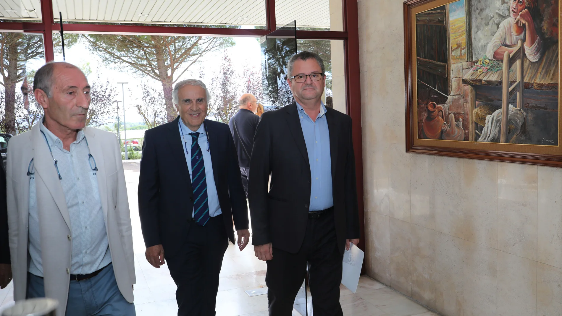 El consejero de Agricultura, Ganadería y Desarrollo Rural, Gerardo Dueñas, a su llegada a la clausura del X congreso 'El futuro del cereal' en Magaz de Pisuerga (Palencia), en la imagen junto al gerente de Agropal, César Reales, y al director de Agropal, Cipriano Rodriguez (I)