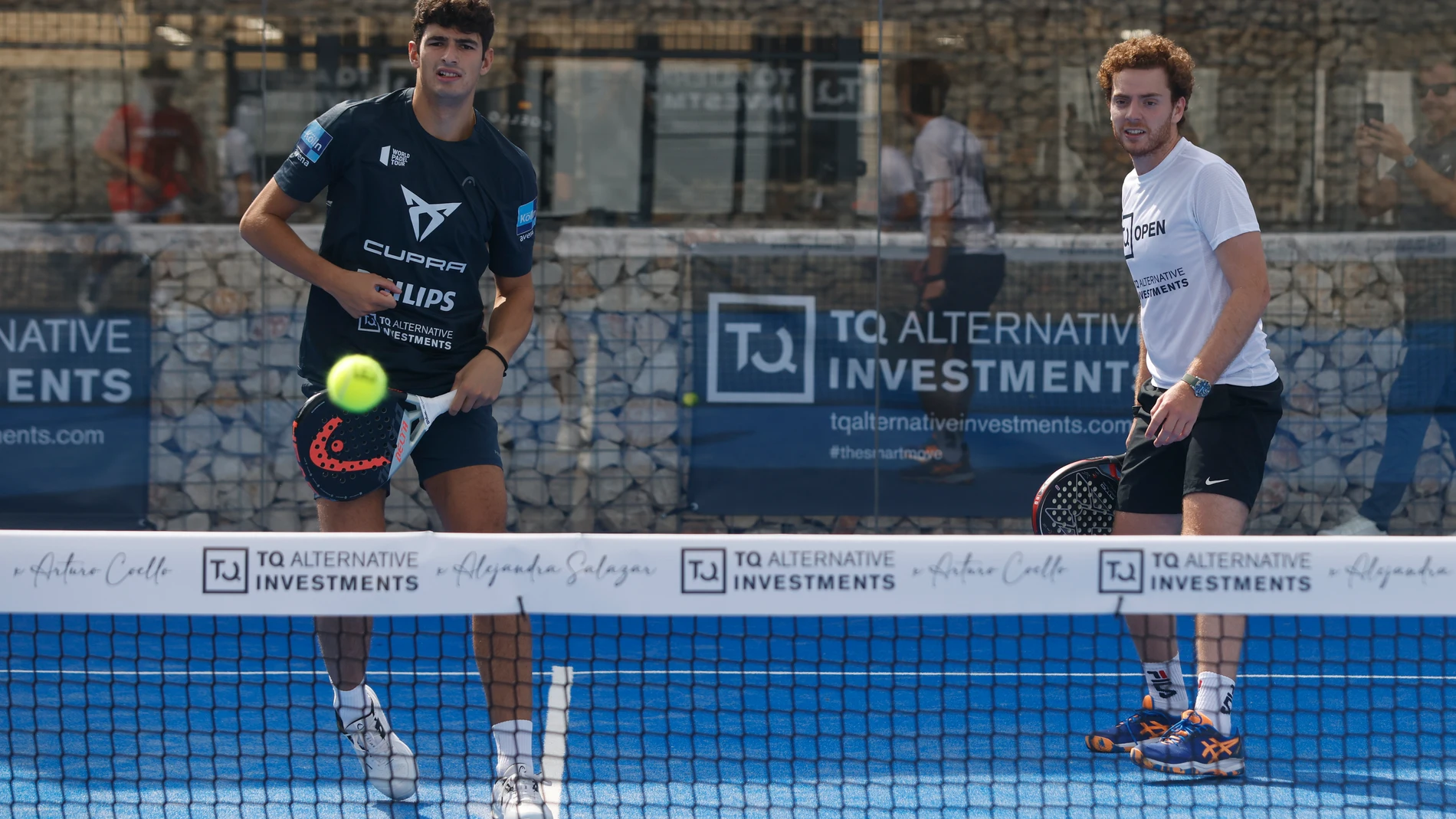 Arturo Coello durante un partido junto Guillermo Creuheras