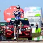AV. Ciclismo/Vuelta.- Evenepoel se exhibe para ganar en Cruz de Linares y Kuss amplía su ventaja en La Vuelta