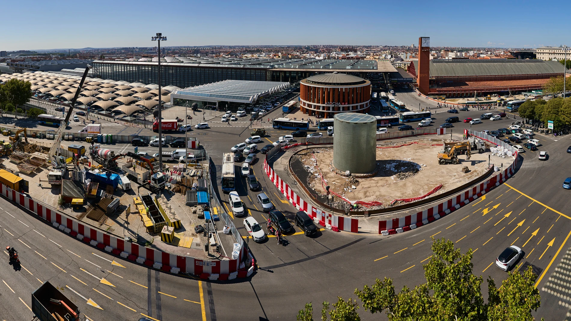 El monumento a las víctimas del 11-M en Atocha, conocido como la chimenea, el cilindro o el vaso por los madrileños, va a desaparecer del skyline de la capital.