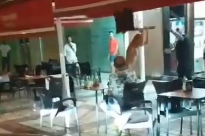 Una mujer desnuda destroza la terraza de un bar en Torremolinos 