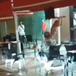 Una mujer desnuda destroza la terraza de un bar en  Torremolinos 
