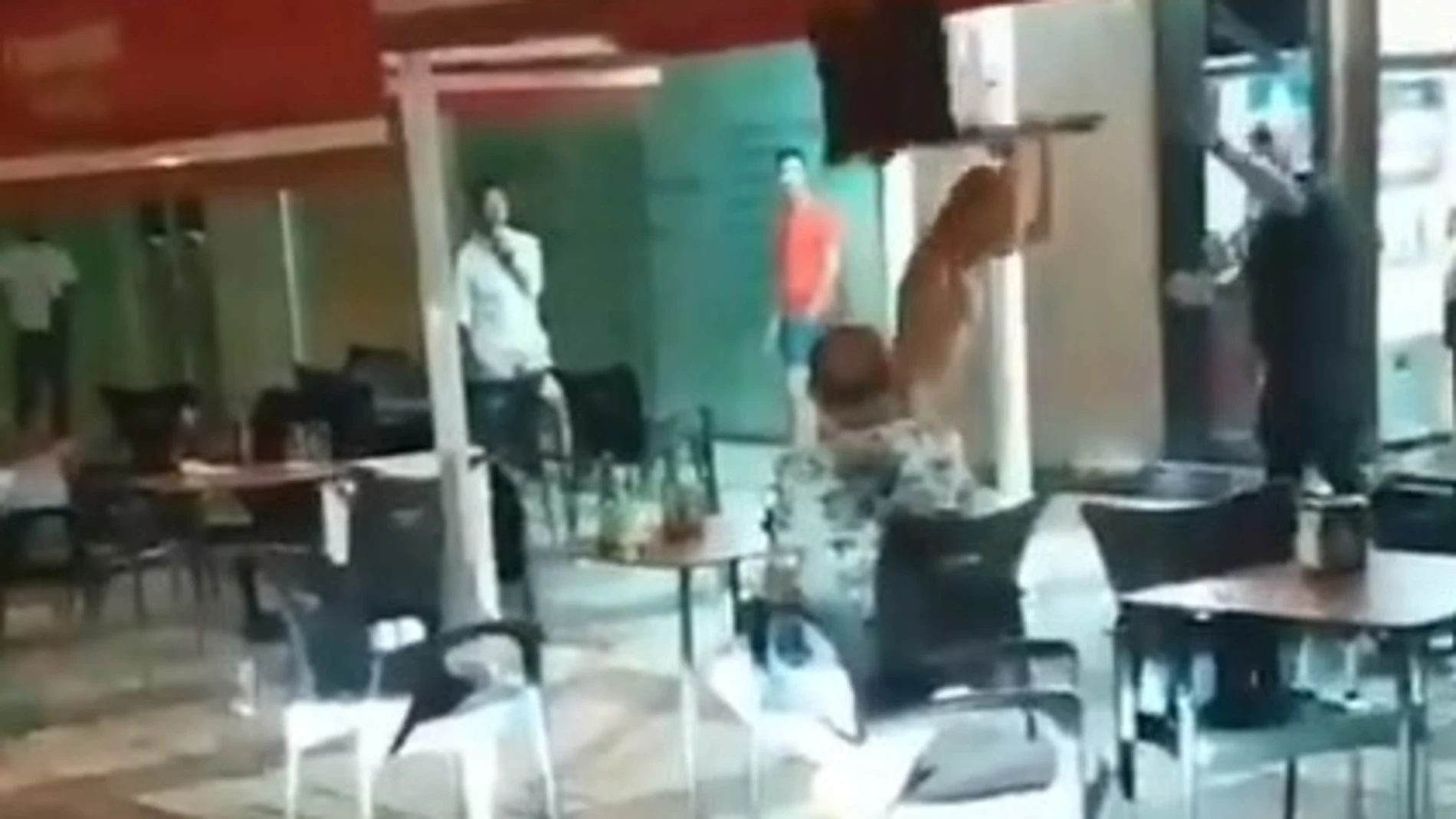 Una mujer desnuda destroza la terraza de un bar en Torremolinos 
