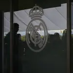 La ciudad deportiva del Real Madrid el pasado jueves 14 de septiembre después de que tres canteranos del Real Madrid fueran detenidos y a otro se le informase de que está siendo investigado por la captación y difusión de un vídeo en el que uno de ellos mantiene relaciones sexuales consentidas con una menor de 16 años