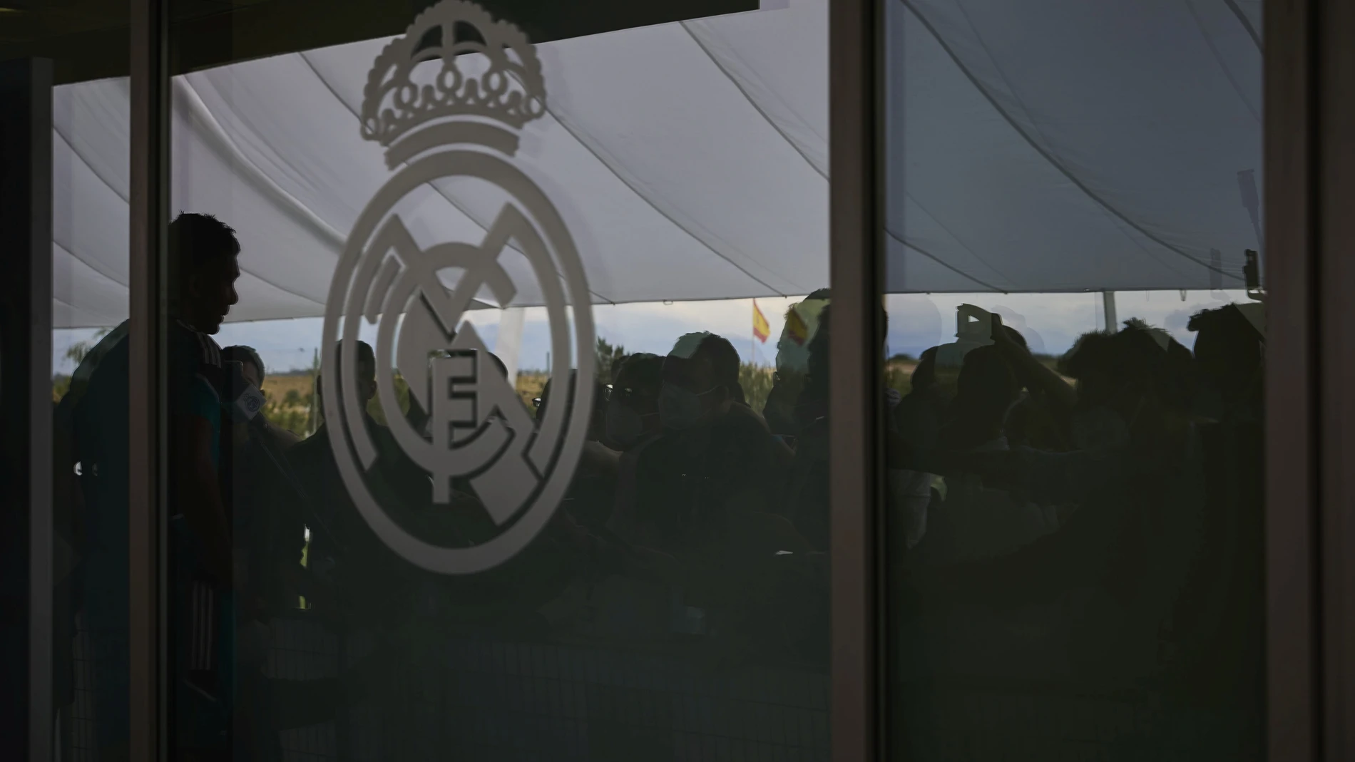 La ciudad deportiva del Real Madrid el pasado jueves 14 de septiembre después de que tres canteranos del Real Madrid fueran detenidos y a otro se le informase de que está siendo investigado por la captación y difusión de un vídeo en el que uno de ellos mantiene relaciones sexuales consentidas con una menor de 16 años
