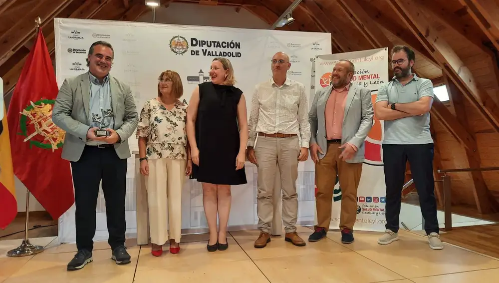 El delegado de La Razón en Castilla y León, Raúl Mata, con el premio , junto a la presidenta de Salud Mental, Elena Briongos; la consejera Isabel Blanco; y los periodistas Javier Blanco, César de Antonio y Rodrigo Ortega