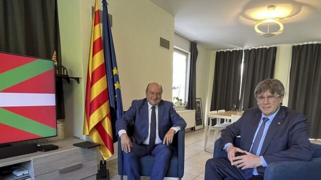 El presidente del PNV, Andoni Ortuzar, y Carles Puigdemont, durante la reunión que han reunido esta mañana en Waterloo «para estrechar las relaciones entre EAJ-PNV y Junts y analizar asimismo el complejo panorama político que las elecciones generales del 23 de julio han dejado en el Estado español». 