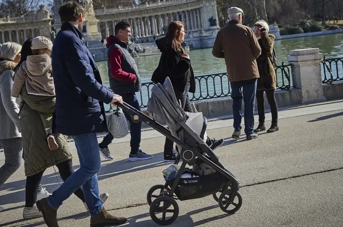 El Gobierno ampliará la baja de paternidad y maternidad a 20 semanas y retribuirá el permiso por cuidado en 2024